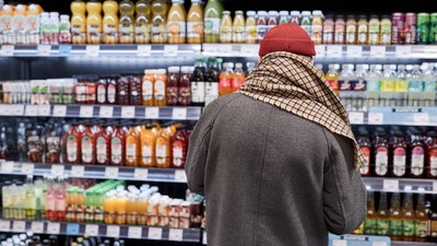 om-supermarket-cumparaturi-Shutterstock