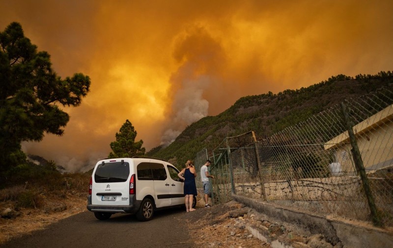Incendiu de vegetație pe insula Tenerife. Cinci sate au fost evacuate. Focul „este puternic și se află într-o zonă complicată”