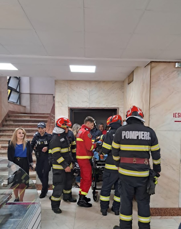 Reprezentanții firmei Kronlift care a făcut revizia susțin că liftul din Ministerul Transporturilor nu s-a prăbușit: „A depășit stația parter, se poate întâmpla să se oprească mai brusc”. ISCIR îi contrazice: „A căzut de la etajul 4”