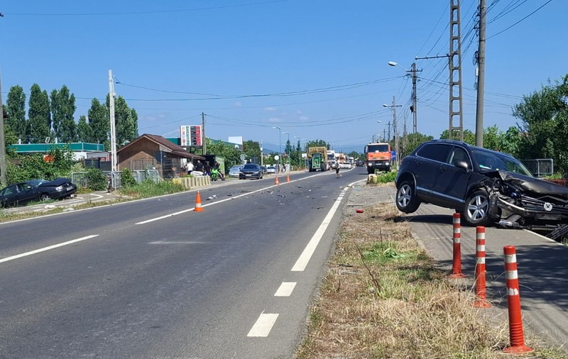 Două mașini s-au ciocnit și au fost proiectate în șanț în urma unui grav accident pe DN1A. Traficul este blocat la Boldești-Scăeni