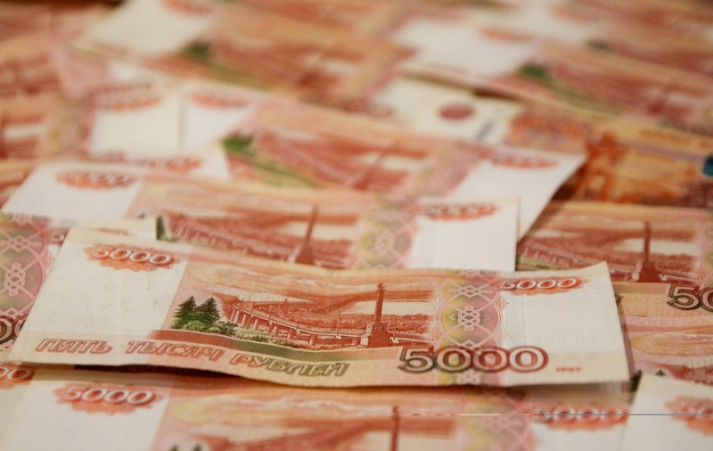 Rubla se prăbușește, iar panica rușilor crește. Ce spun analiștii despre starea economiei Rusiei