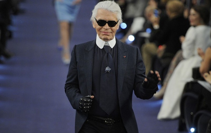 Tabieturile designerului Karl Lagerfeld: Zilnic îşi face părul alb cu şampon, nu face duş decât după-amiaza şi nu bea băuturi fierbinţi 