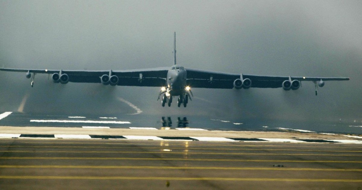 Un bombardier B-52 al Forțelor Aeriene Americane decolează pe 21 martie 2003 de la RAF Fairford, Anglia