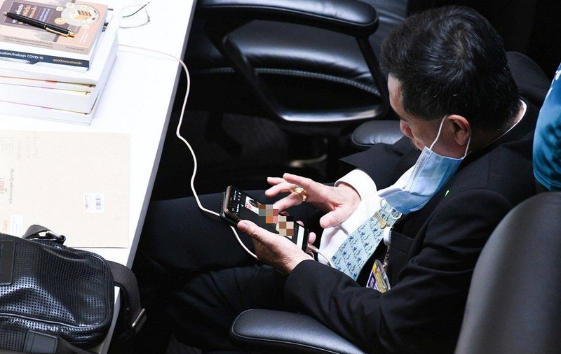 Un deputat thailandez a fost fotografiat în timp ce se uita la imagini pornografice, în Parlament. Șeful Adunării Naționale a avut o reacție surprinzătoare