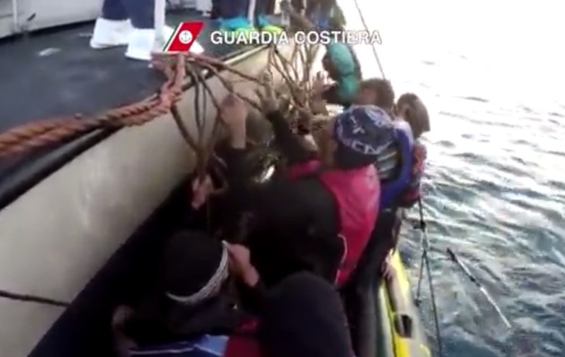 Momente dramatice! Mai mulți imigranți au fost salvați de pe o barcă gonflabilă /VIDEO