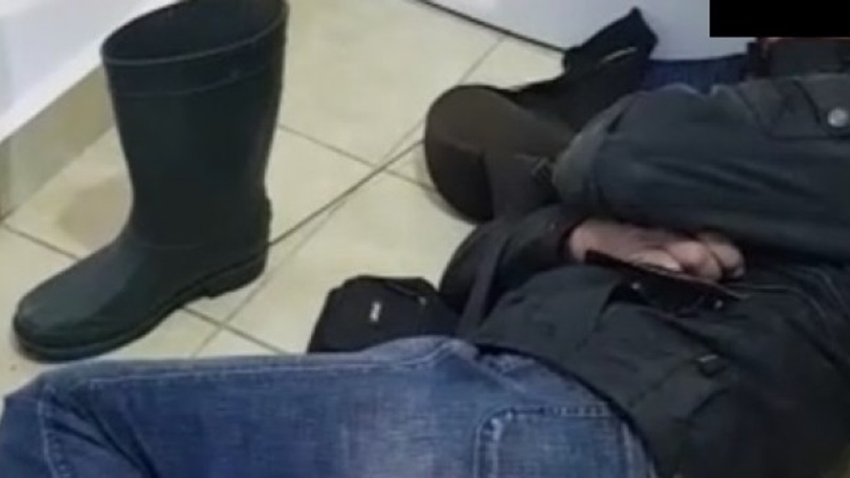 Patronul susține că angajatul dormea beat în wc