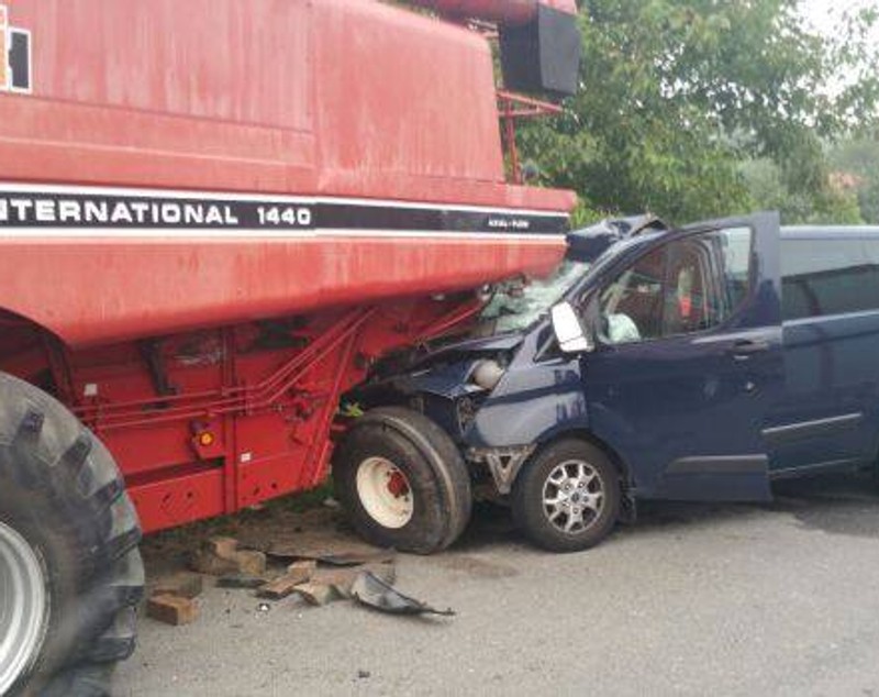 Accident grav lângă Deva! Un microbuz s-a ciocnit de o combină agricolă FOTO