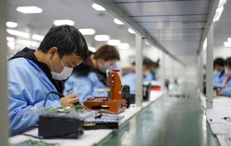 Viața de coșmar a muncitorilor chinezi din fabricile de laptopuri. Roboți și supraveghere nonstop