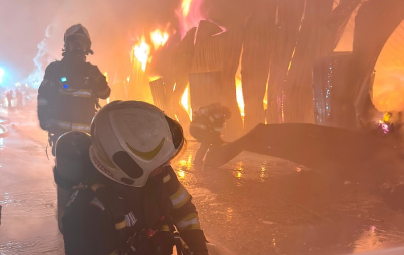Incendiu la complexul Dragonul Roșu. O hală s-a prăbușit parțial, iar autoritățile au emis mesaj RO-Alert