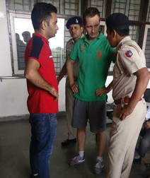 Atilla Luhos (centru), interogat de anchetatorii indieni / foto: Tribuneindia.com
