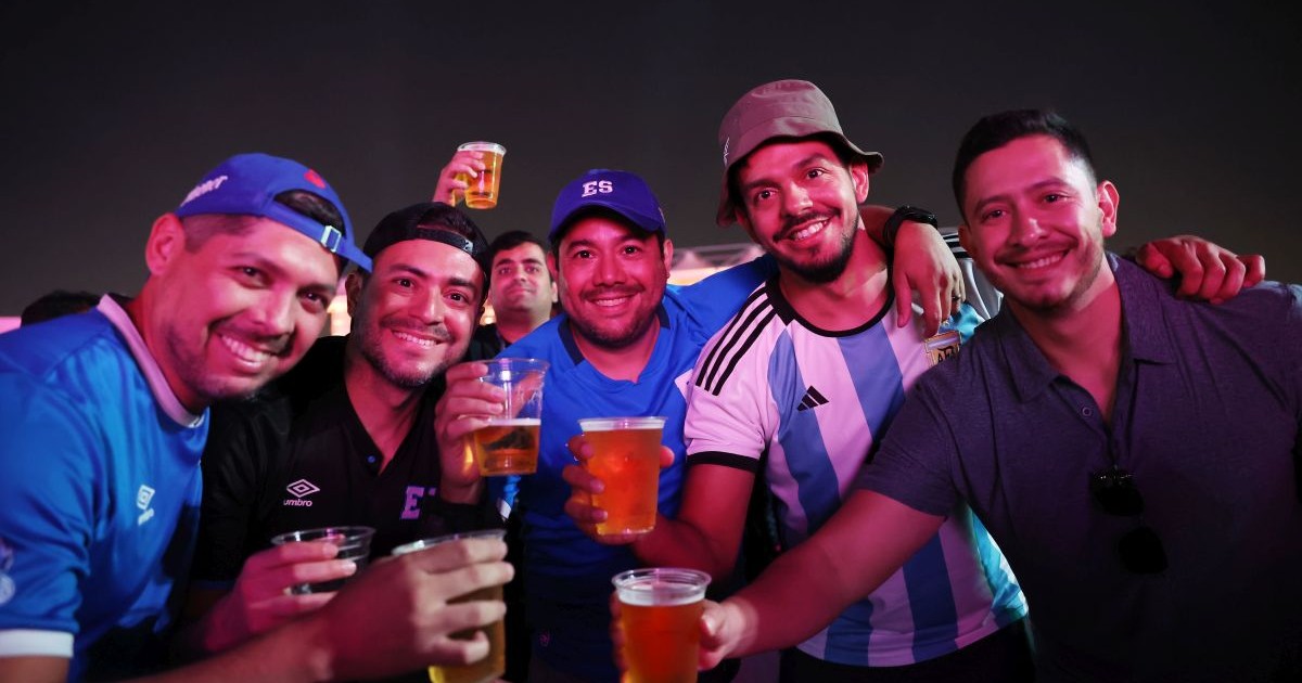 Fanii beau bere în a doua zi a Festivalului Fanilor din Qatar, organizat la Cupa Mondială FIFA 2022, desfășurat la Al Bidda Park, pe 20 noiembrie 2022, la Doha