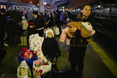 Refugiați romi din Ucraina, în Gara de Nord. Foto: Eli Driu