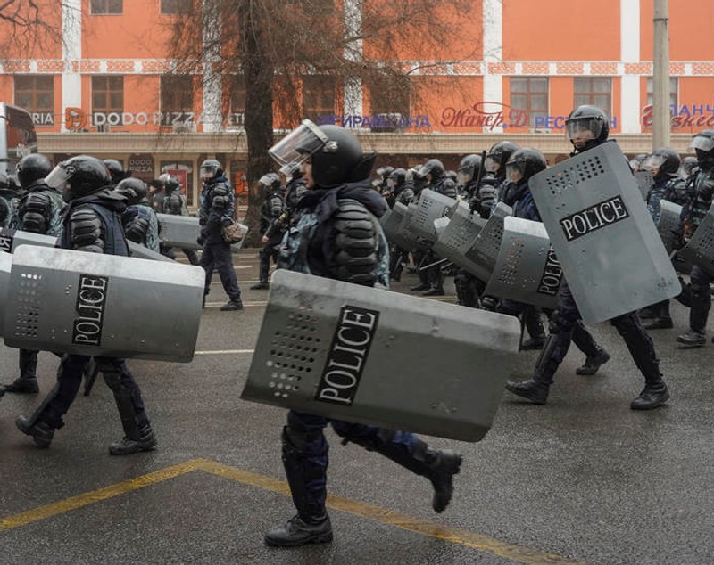 Kazahstan cere ajutorul Rusiei „să învingă amenințarea teroristă”, după protestele violente