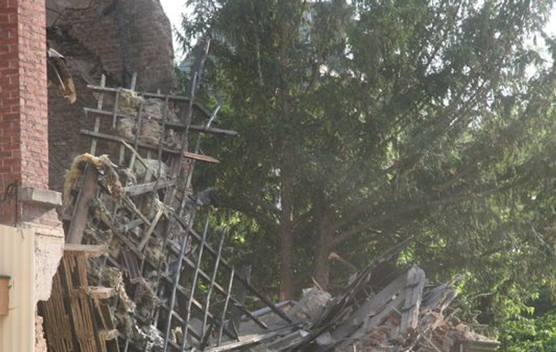 S-a prăbuşit clădirea pe ei în timpul unei sărbători populare