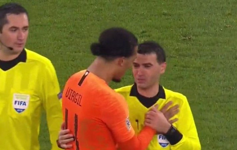 Mama lui Ovidiu Hațegan a murit în timp ce el arbitra Germania - Olanda. Arbitrul arădean a aflat la pauză și a plâns pe teren