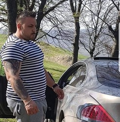 Cu una dintre mașinile cu care circulă.