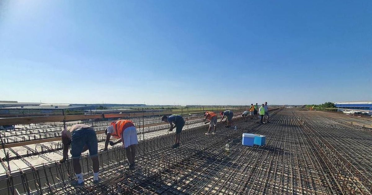 Mai mulți muncitori lucrează pe șantierul Lotului 3 Nord al Autostrăzii Bucureștiului (A0), aprilie 2026