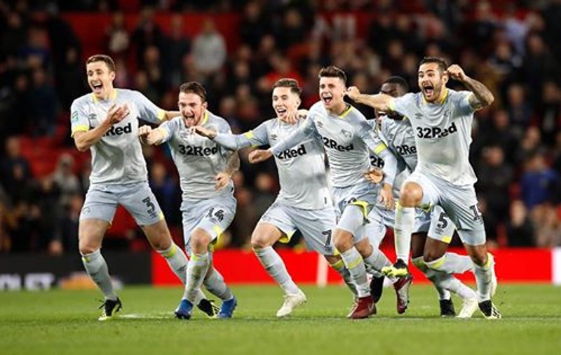 Manchester United, eliminată din Cupa Ligii Angliei de o echipă de ligă secundă. Chelsea a trecut de Liverpool