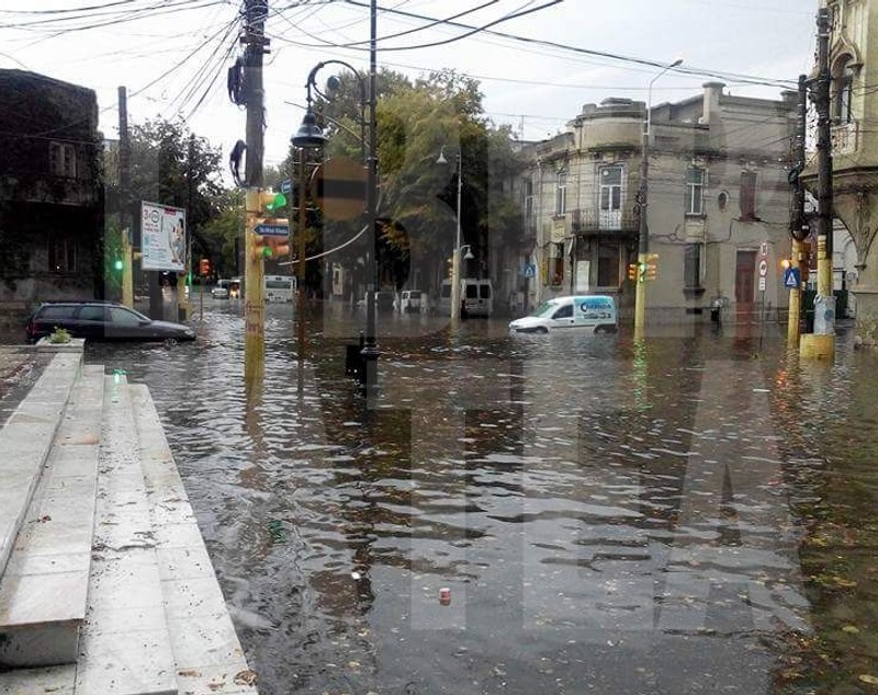 UPDATE / Inundații la Constanța. O macara de câteva tone, doborâtă de vânt. Potop și în alte orașe