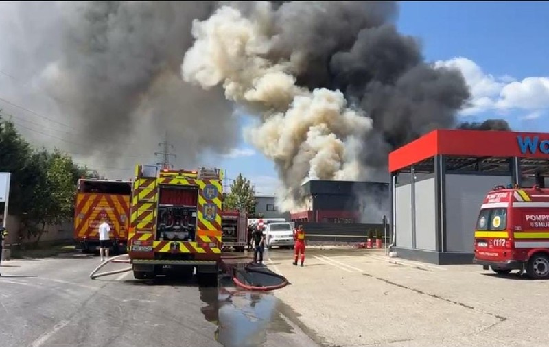 Incendiu foarte puternic la un depozit Sameday, în Iași. A fost emisă RO - Alert, opt autospeciale încearcă să stingă focul