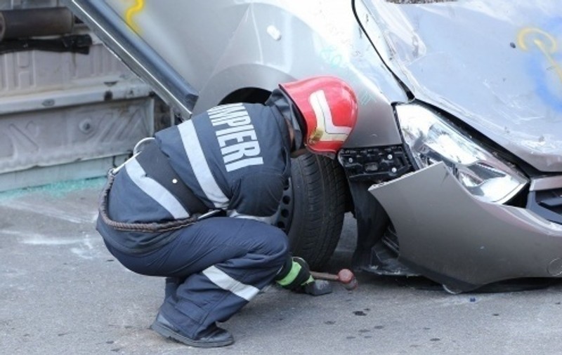 Un șofer fără permis auto s-a izbit cu mașina într-un cap de pod, în Prahova. Cinci persoane au fost rănite