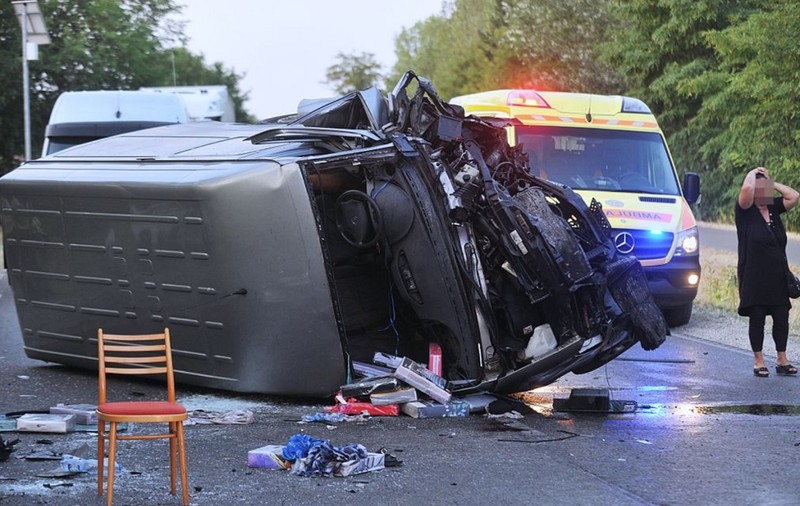 Microbuz românesc distrus în Ungaria, într-un accident cu un mort și doi răniți. Supraviețuitorii și-au pus mâinile-n cap când au văzut ce e pe șosea