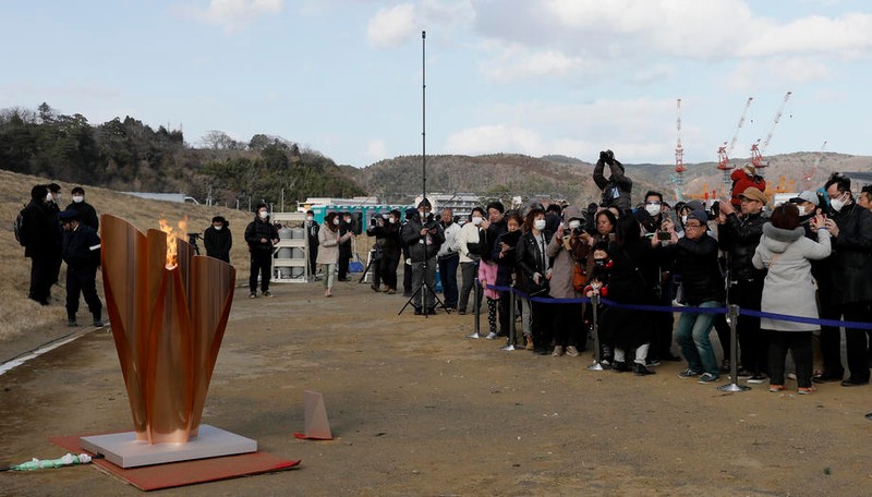 Mii de oameni au venit să vadă flacăra olimpică expusă timp de cinci ore în Ishinomaki Minamihama Tsunami Recovery Memorial Park FOTO: EPA-EFE / KIMIMASA MAYAMA