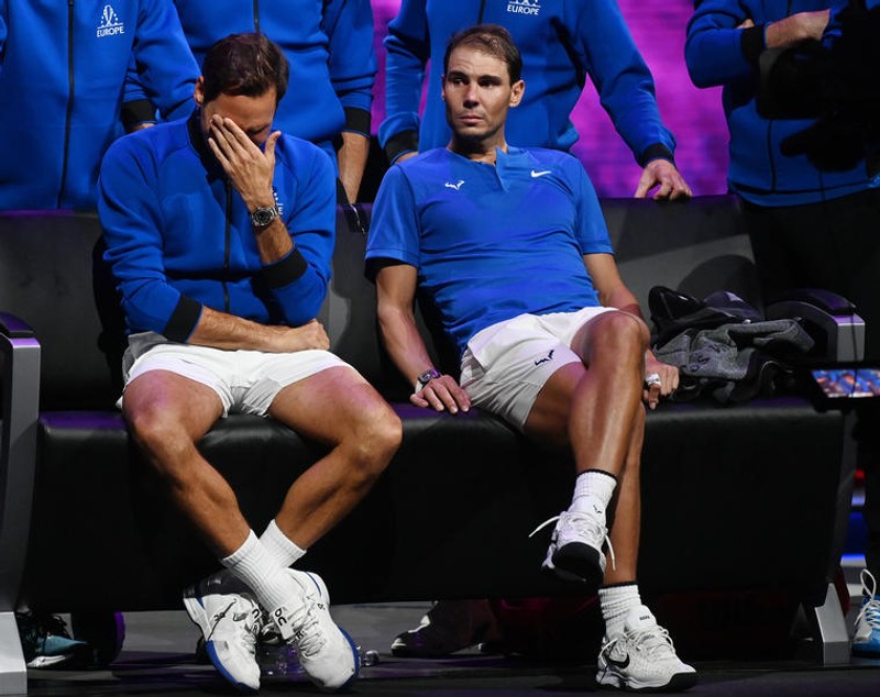 IMAGINEA ZILEI în sportul mondial. Roger Federer ținându-l de mână în lacrimi pe Rafael Nadal la ultimul său meci ca profesionist în tenis
