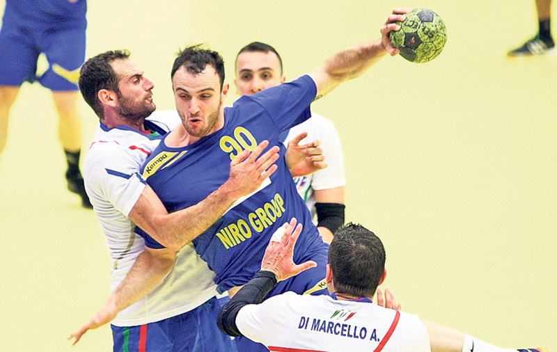 Merg la victorie în Slovacia! Tricolorii sunt la un pas de barajul pentru CM de handbal din 2015