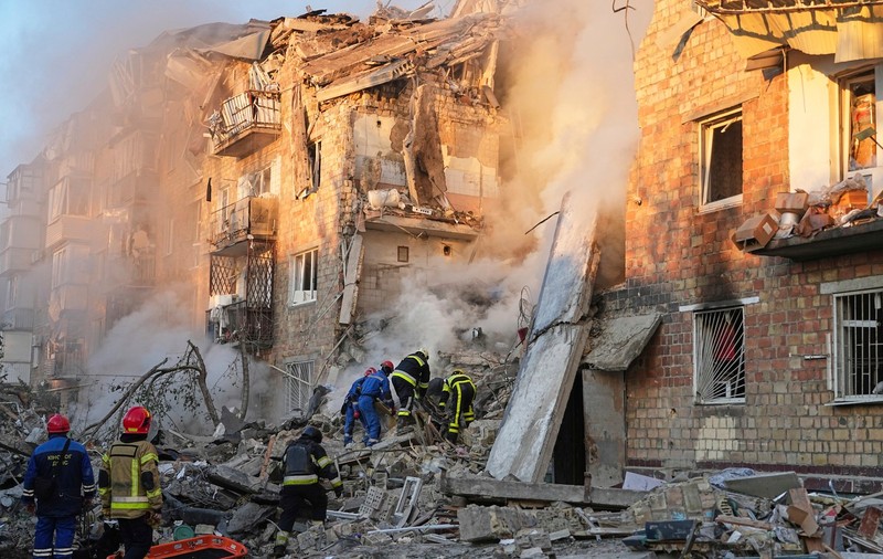 Kievul, lovit devastator de Rusia timp de peste 8 ore cu drone și rachete balistice: „Totul este distrus”. Cel puțin 17 morți și 48 de civili răniți