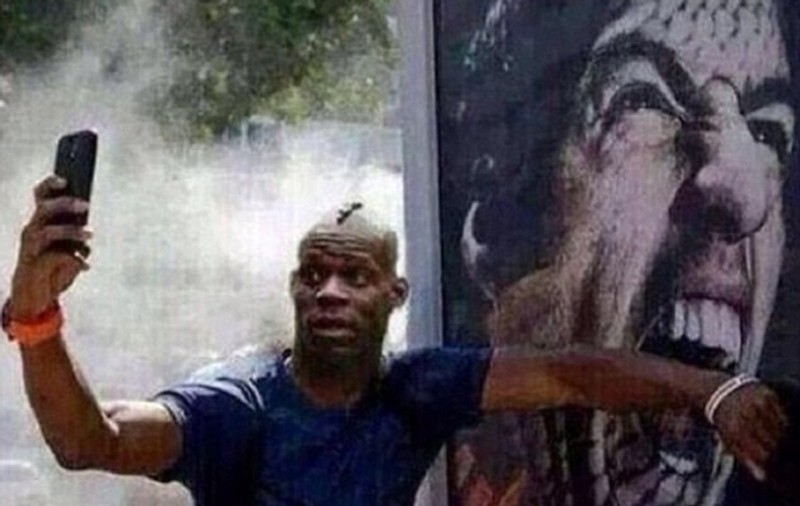 Mario Balotelli nu se potoleşte! Italianul îl ia peste picior pe Luis Suarez