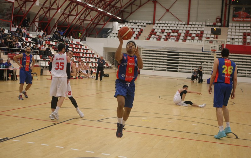 Liga Națională de baschet, etapa a 12-a. Campioana U-BT Cluj, victorie cu scandal la Pitești. Azi s-a jucat Dinamo - Steaua: înfrângere umilitoare pentru gazde | GALERIE FOTO