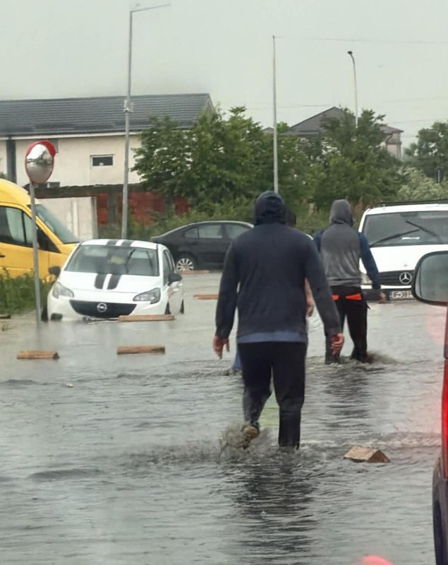 Precipitațiile au depășit în Pantelimon pragul unui fenomen care apare statistic la 100 de ani. Ploile torențiale au făcut ravagii în București și Ilfov