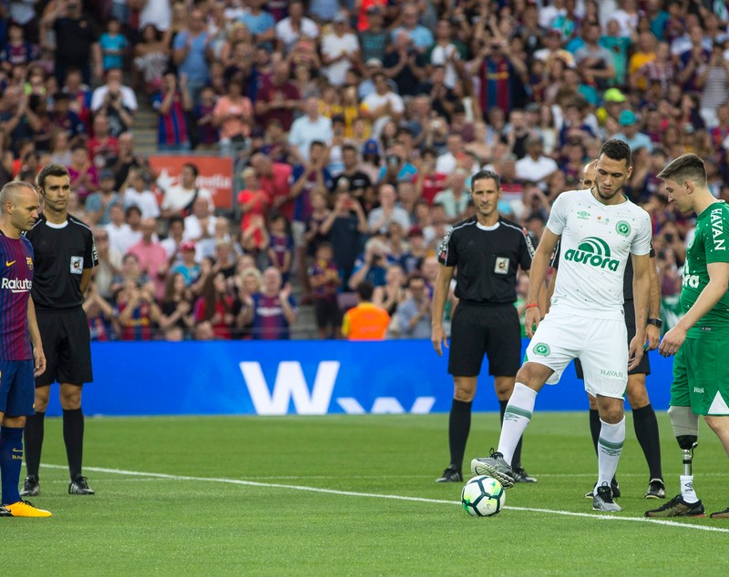 Momente emoționante la amicalul dintre Barcelona și Chapecoense. Cu cine a făcut Messi schimb de tricouri | VIDEO