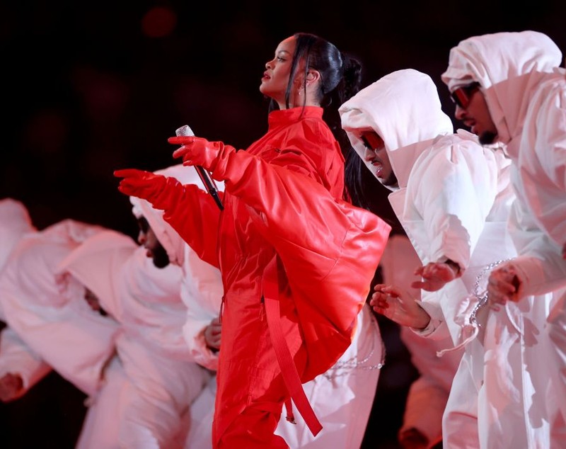 Rihanna a dezvăluit că este din nou însărcinată, în timpul concertului din pauza Super Bowl 2023