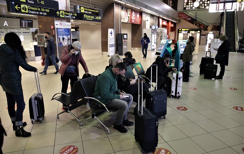 Un bărbat confirmat cu COVID, venit din Londra la Suceava, a încercat să fenteze triajul pe aeroport