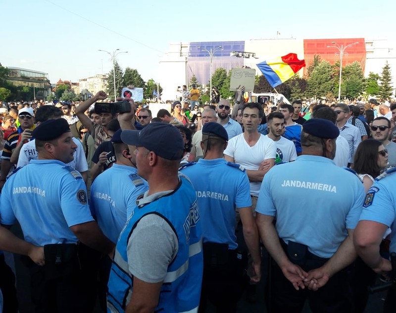 UPDATE. Protest în Piața Victoriei față de adoptarea CPP. Oameni amendați și îmbrânceli cu jandarmii (Foto&Video)
