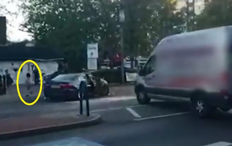 Scene terifiante la Londra. Un șofer a lovit cu duba sa în mod repetat o mașină în care se aflau copii!