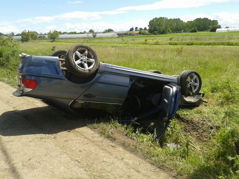 Șoferul mașinii și pasagerul au fost răniți, după ce mașina s-a dat peste cap