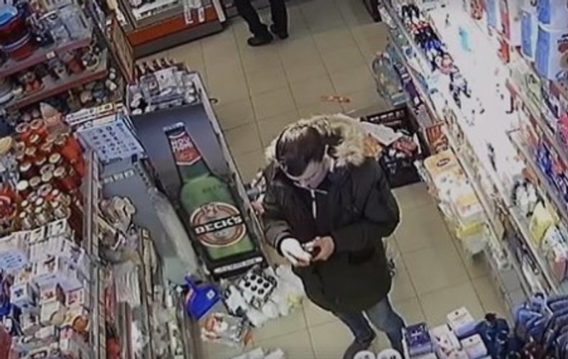 VIDEO | Un tânăr a fost filmat în timp ce fura dintr-un magazin. Ce a sustras din rafturi