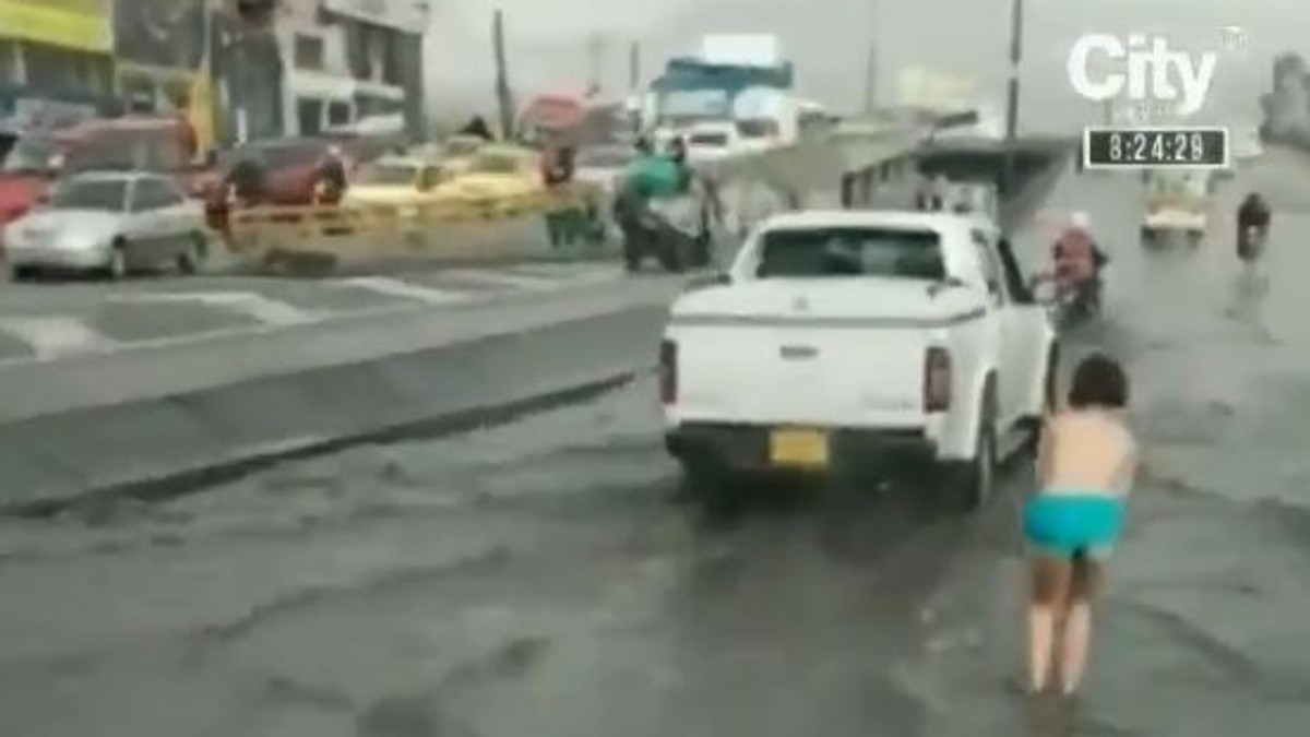 Gestul făcut de o femeie din Columbia în mijlocul unei străzi inundate. Înregistrarea a devenit virală