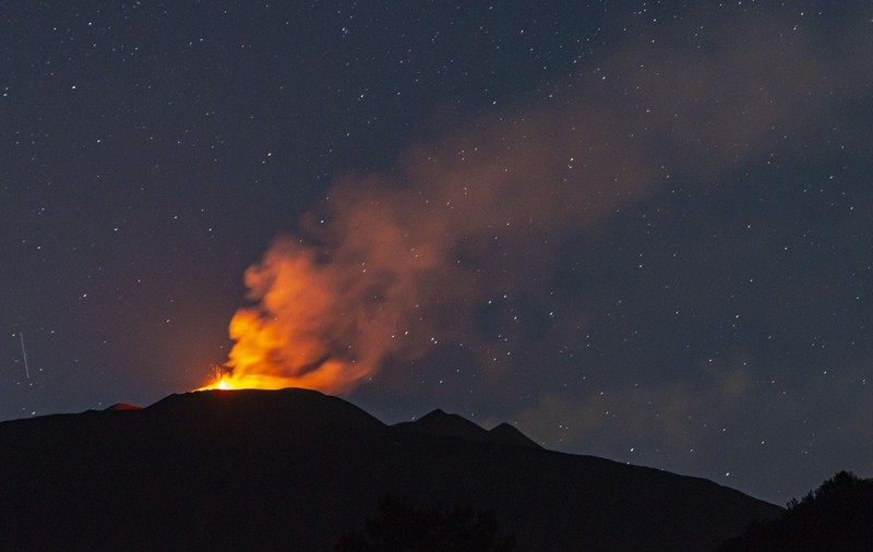 MAE, avertizare pentru românii care merg în Italia: Zboruri suspendate pe Aeroportul Catania după noua erupție a vulcanului Etna