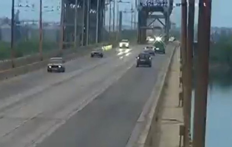 Un pod din Dnipro, lovit de o rachetă rusă, în timp ce circulau mașini. Imagini cu momentul atacului