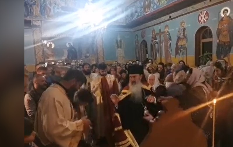 VIDEO | Zeci de enoriași care nu purtau mască s-au înghesuit la o slujbă oficiată de ÎPS Teodosie. Copii împărtășiți cu aceeași linguriță