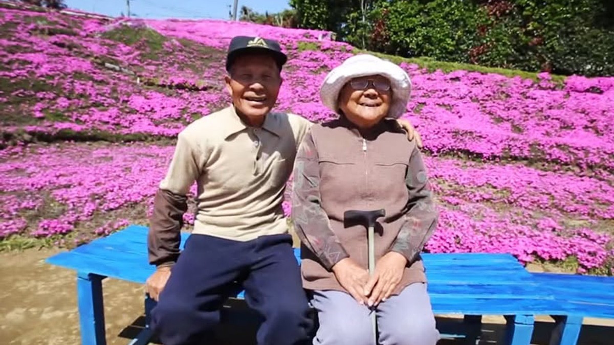 Japonezul Toshiyuki Kuroki a plantat timp de 2 ani de zile flori pentru a aduce zâmbetul pe chipul soției sale, Yasuko, care și-a pierdut vederea. Sursa foto: Facebook/Yoshiyuki Matsumoto
