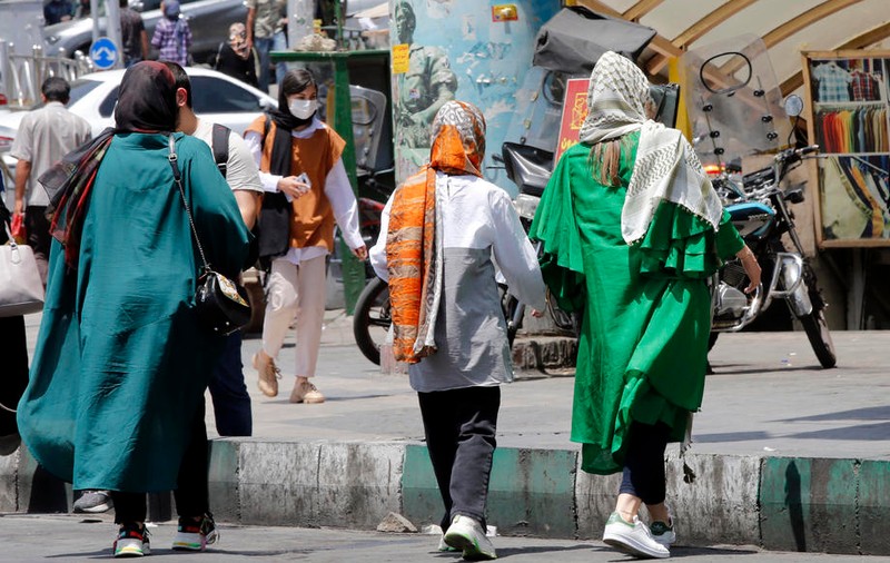 Iranul va folosi recunoașterea facială pentru a le găsi pe femeile care nu poartă corespunzător hijabul islamic