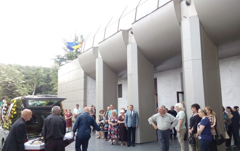 Alexandru Jula a fost condus în aplauze pe ultimul drum. Puțini dintre admiratorii săi au fost prezenți/ GALERIE FOTO&VIDEO