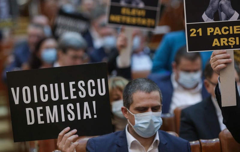 Scandal la dezbaterea moțiunii simple depuse de PSD împotriva ministrului sănătății. Vlad Voiculescu: „V-ați bătut joc de cetățeni”. Cum arată calculele Putere-Opoziție