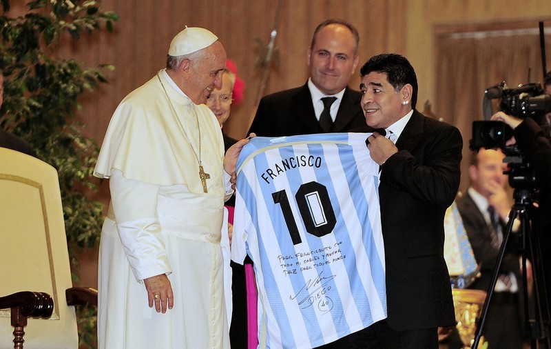 Diego Maradona, omagiat de Papa Francisc: ”Pe teren a fost un poet, un mare campion”. Dorinţa Suveranului Pontif pentru umanitate