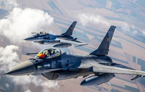 Două avioane ale Armatei Române în timp ce supraveghează spațiul aerian al țării